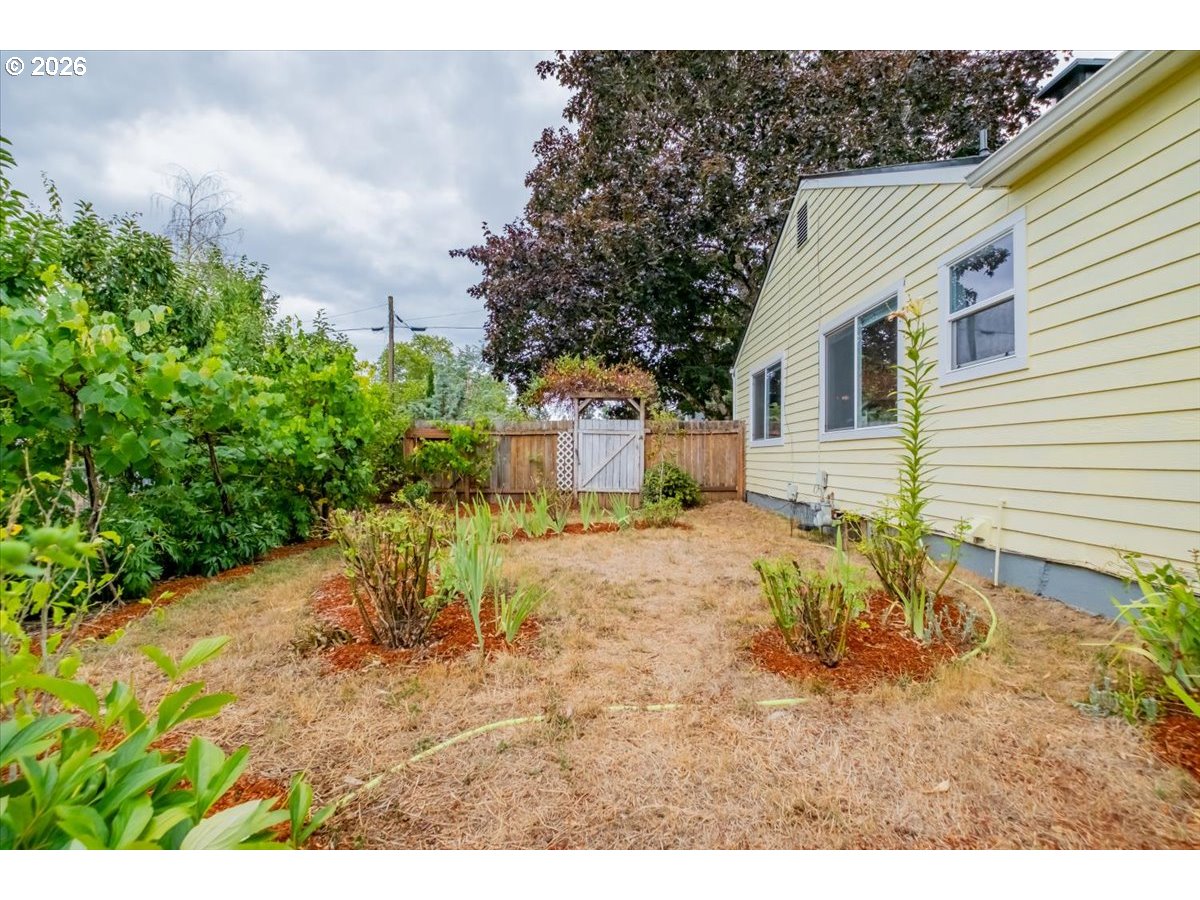 622 Sw Hayter St Property Photo 32