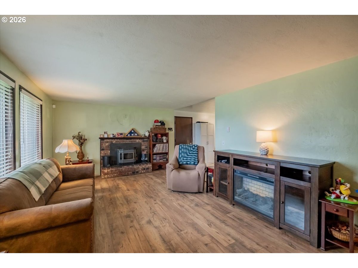 1360 Sunset Ln Property Photo 5