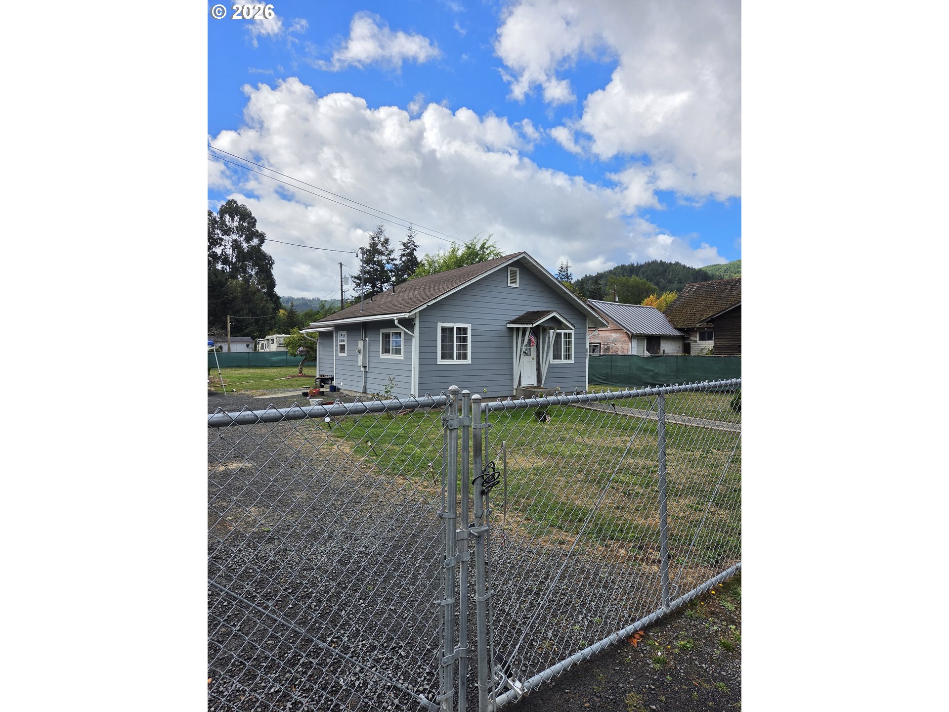160 E Date St Property Photo 1