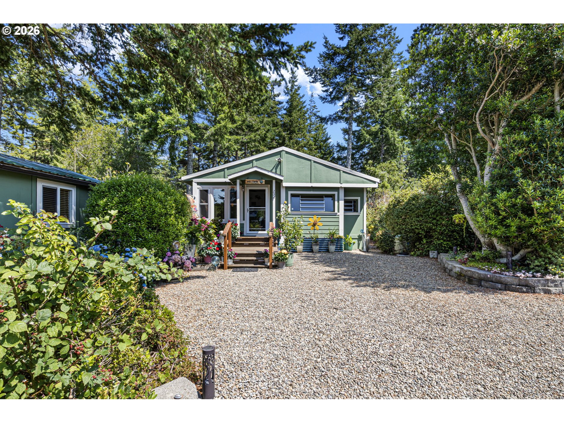 252 Outer Dr Property Photo 1