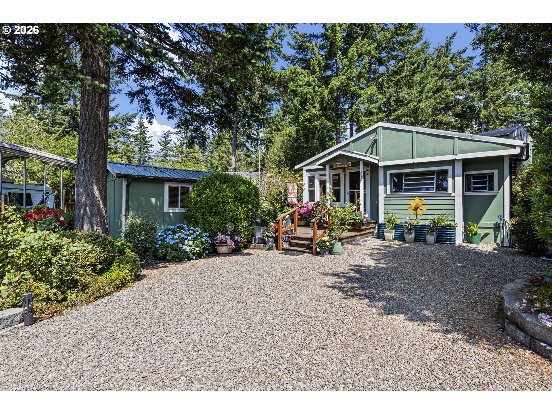 252 Outer Dr Property Photo 2