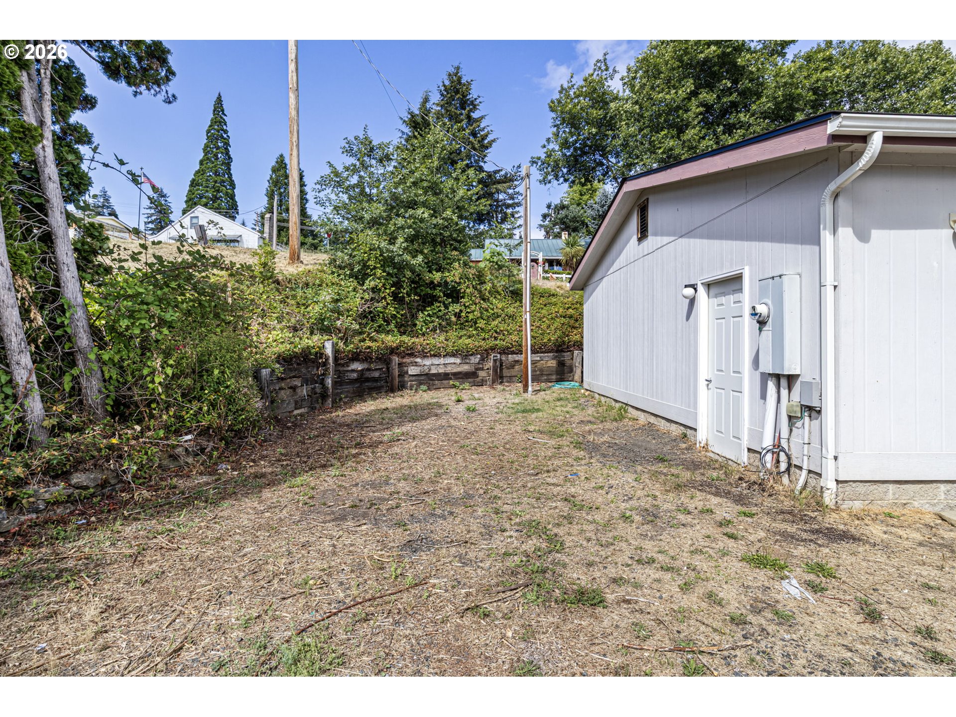 475 3rd St Property Photo 3