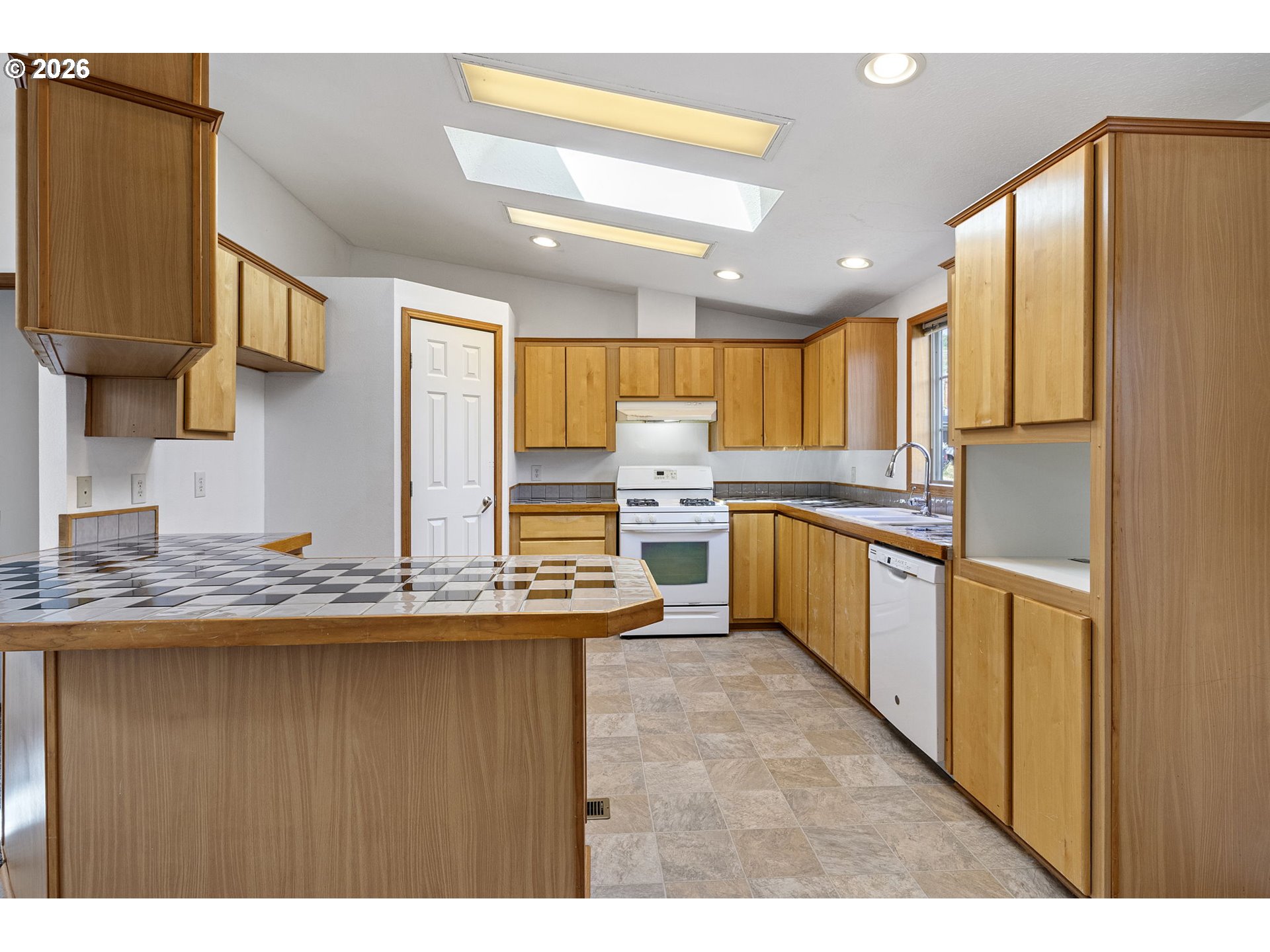 475 3rd St Property Photo 10