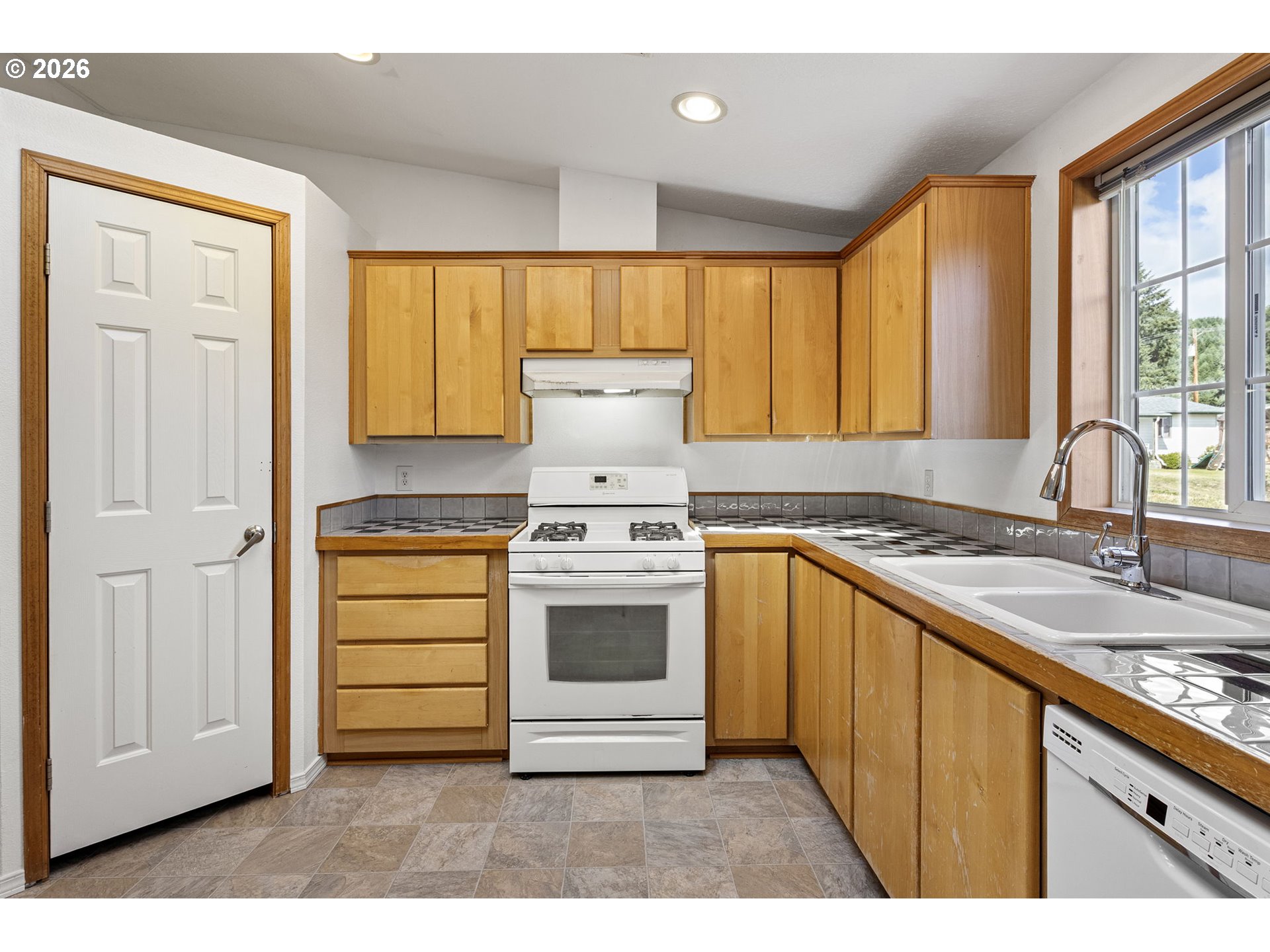 475 3rd St Property Photo 11