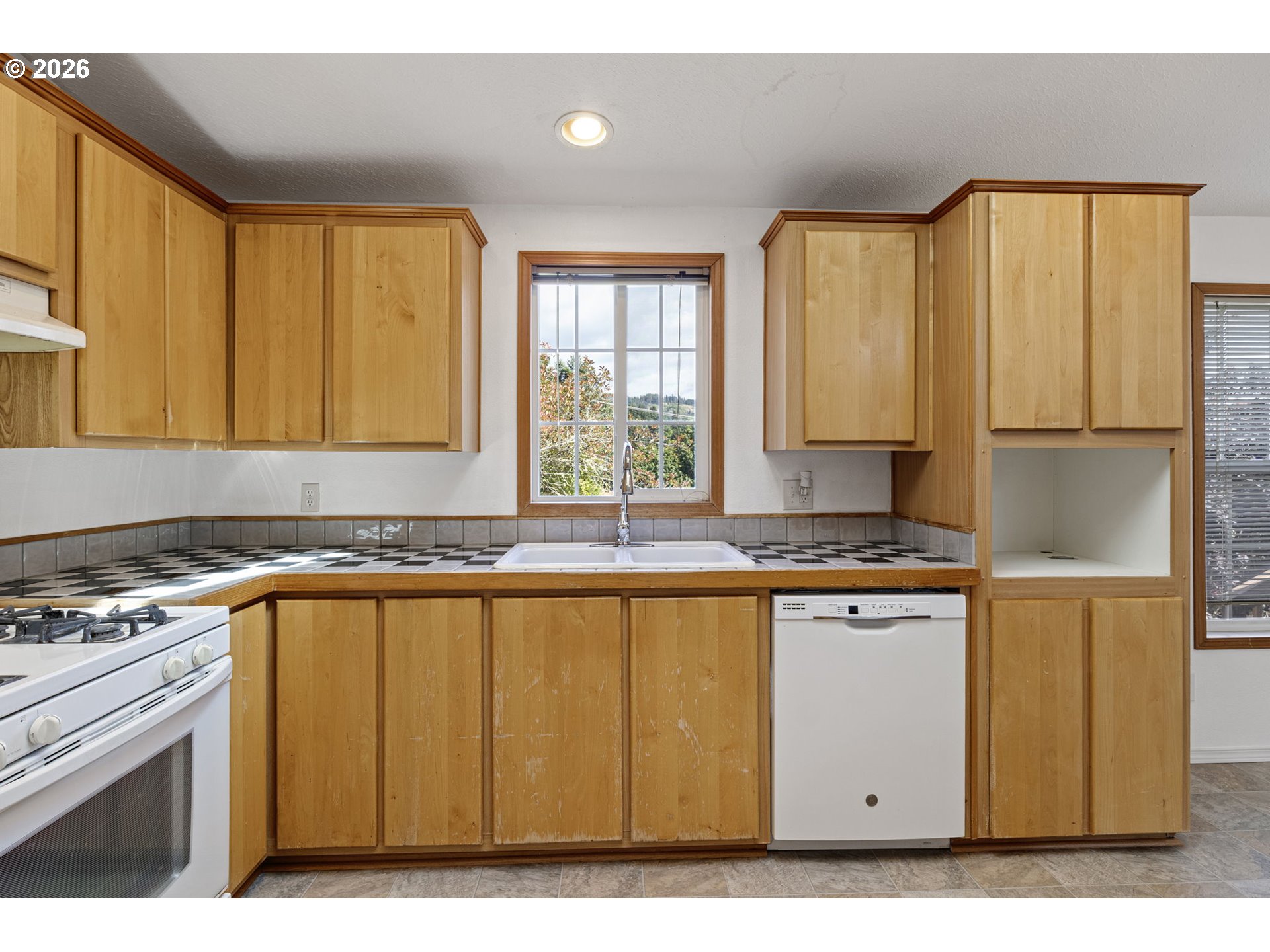 475 3rd St Property Photo 13