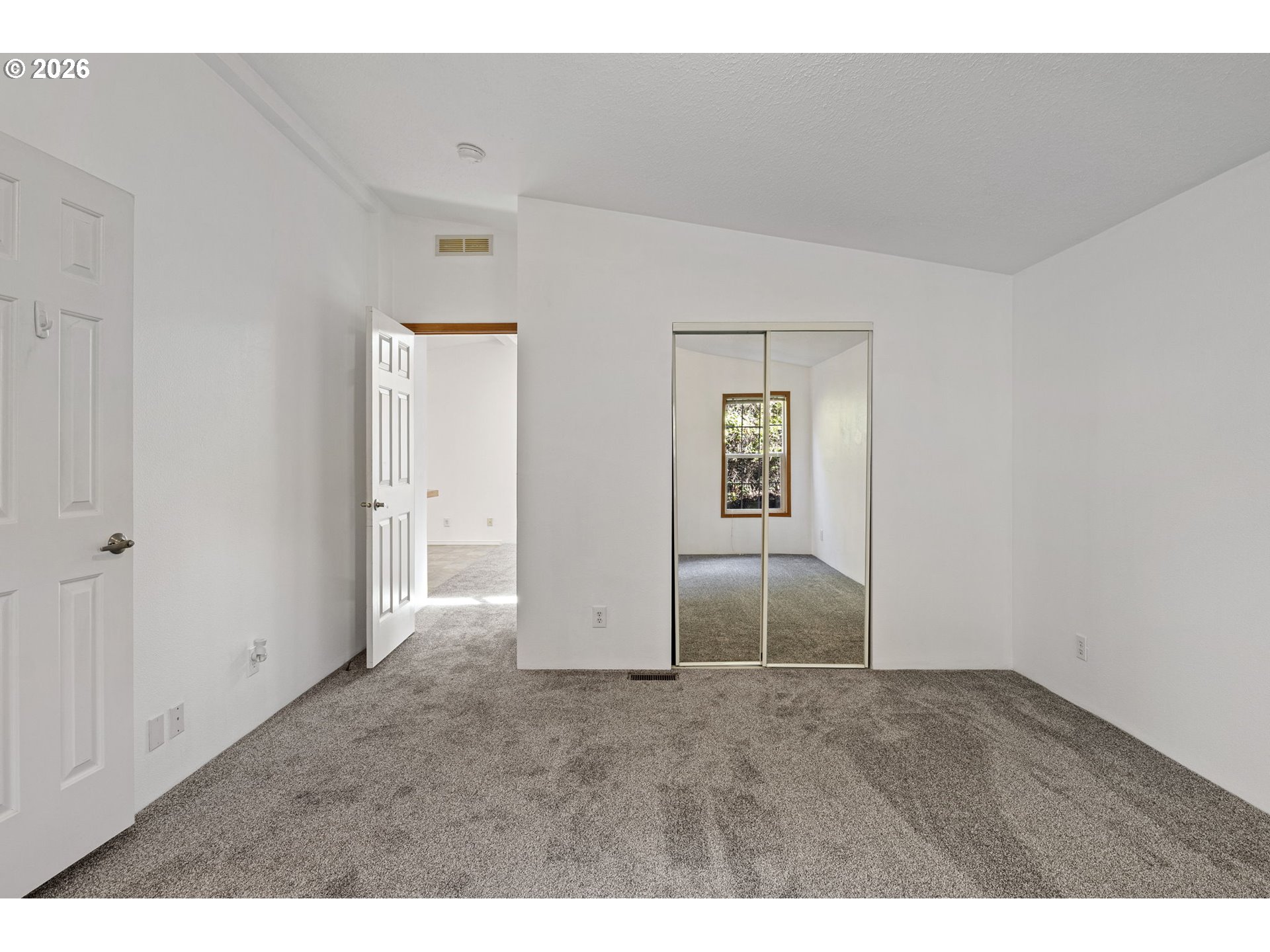 475 3rd St Property Photo 15