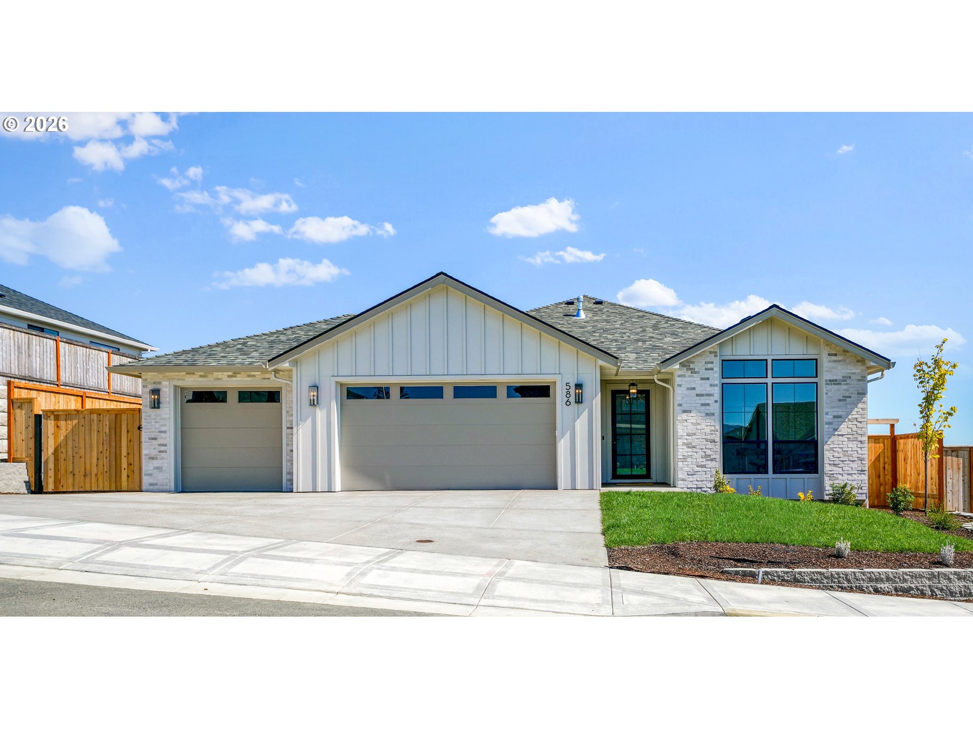 586 Nw Cascade Mountain Dr Property Photo 1
