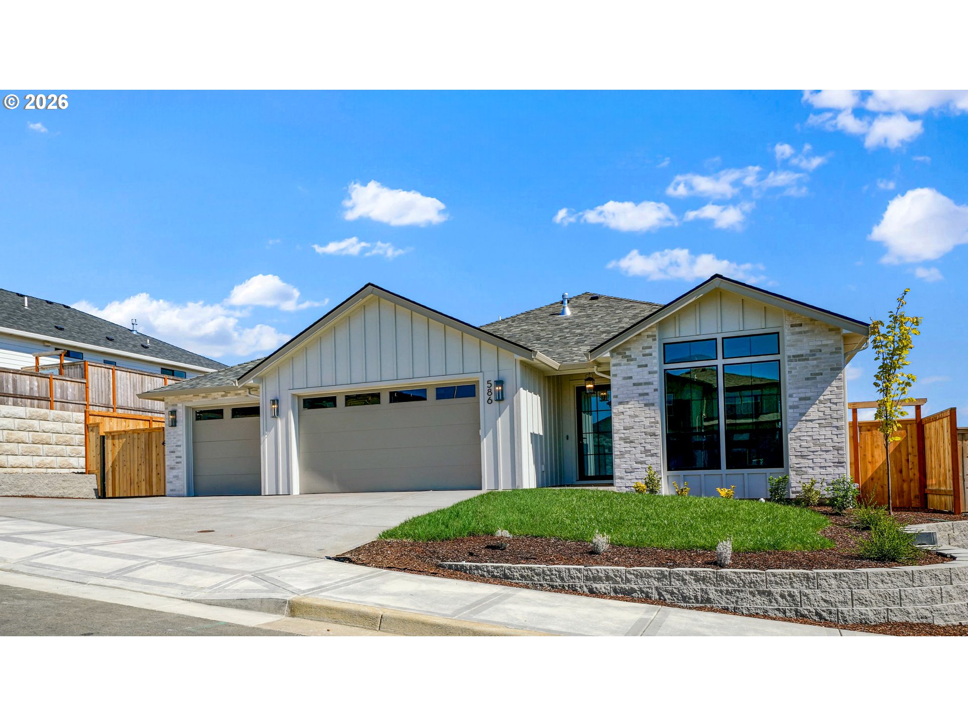 586 Nw Cascade Mountain Dr Property Photo 2