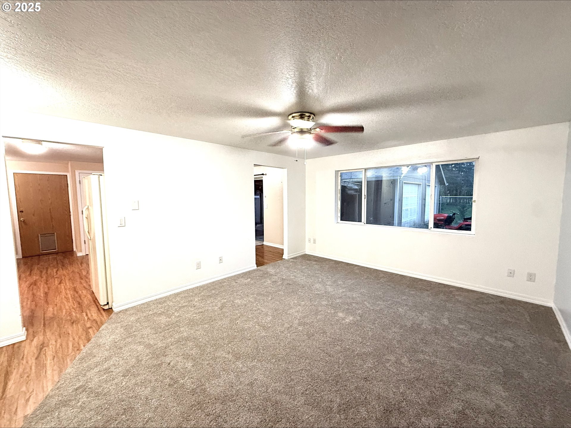 454 Ne Elm St Property Photo 4