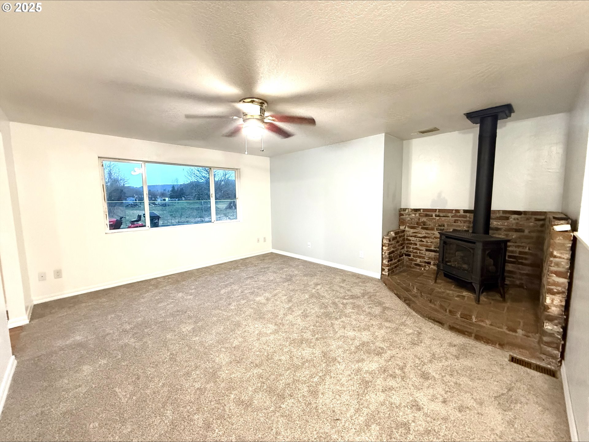 454 Ne Elm St Property Photo 5