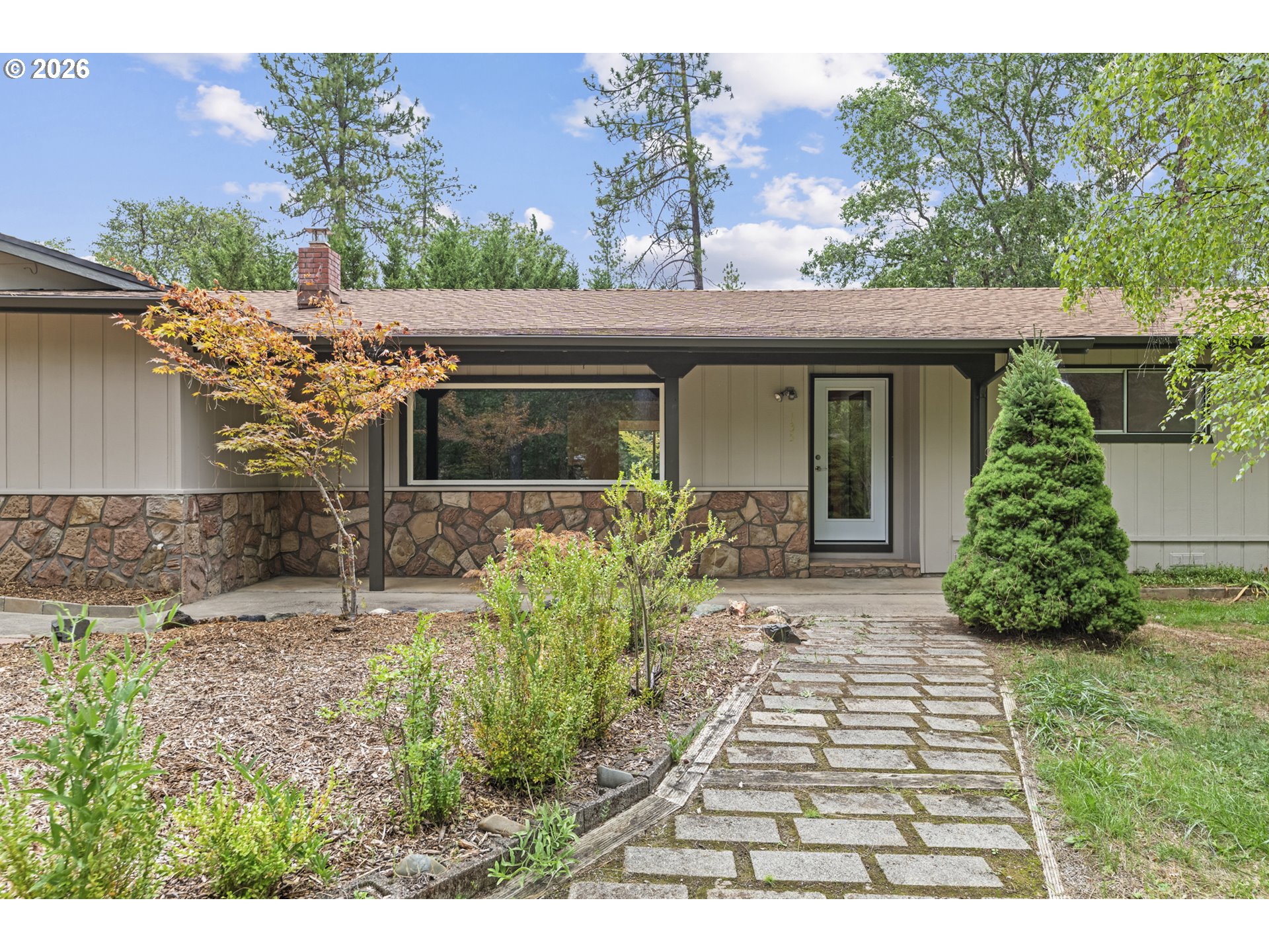 135 Rolling Hills Dr Property Photo 1