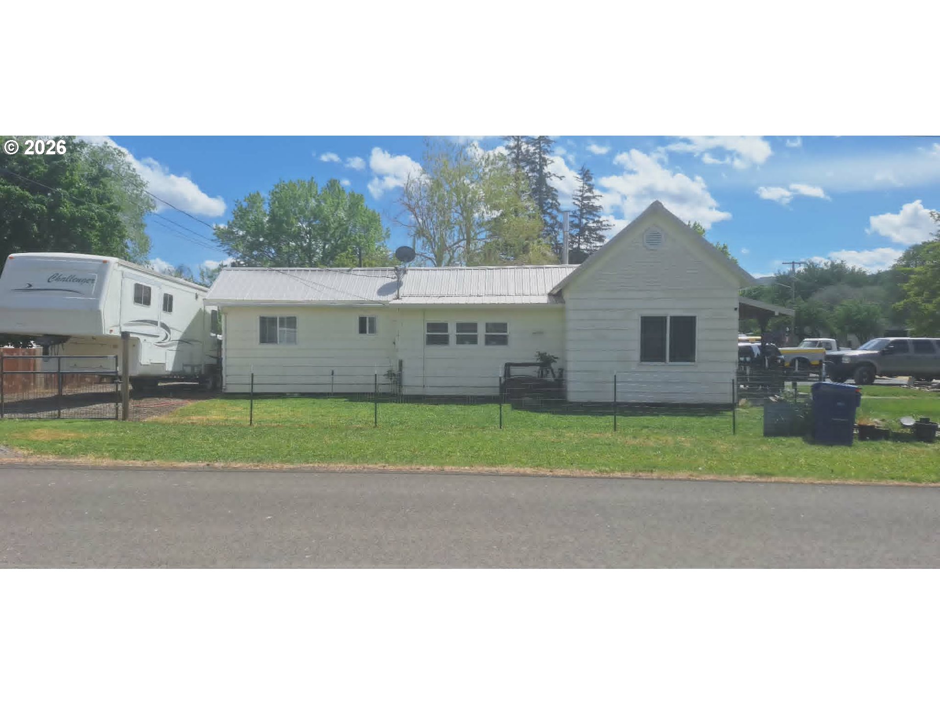 865 N Gale St Property Photo 3