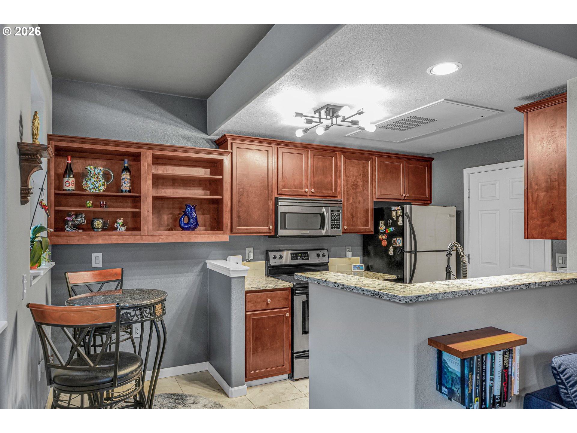 925 Springtree Ln Property Photo 8