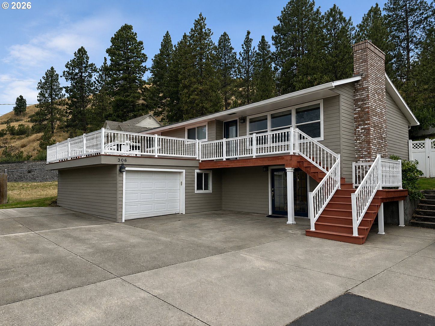 306 B Ave Property Photo 1