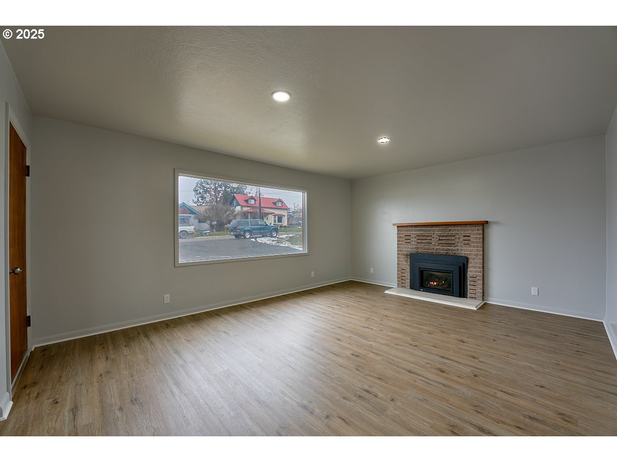 304 E Park St Property Photo 3