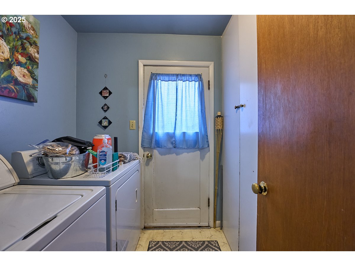 304 E Park St Property Photo 17