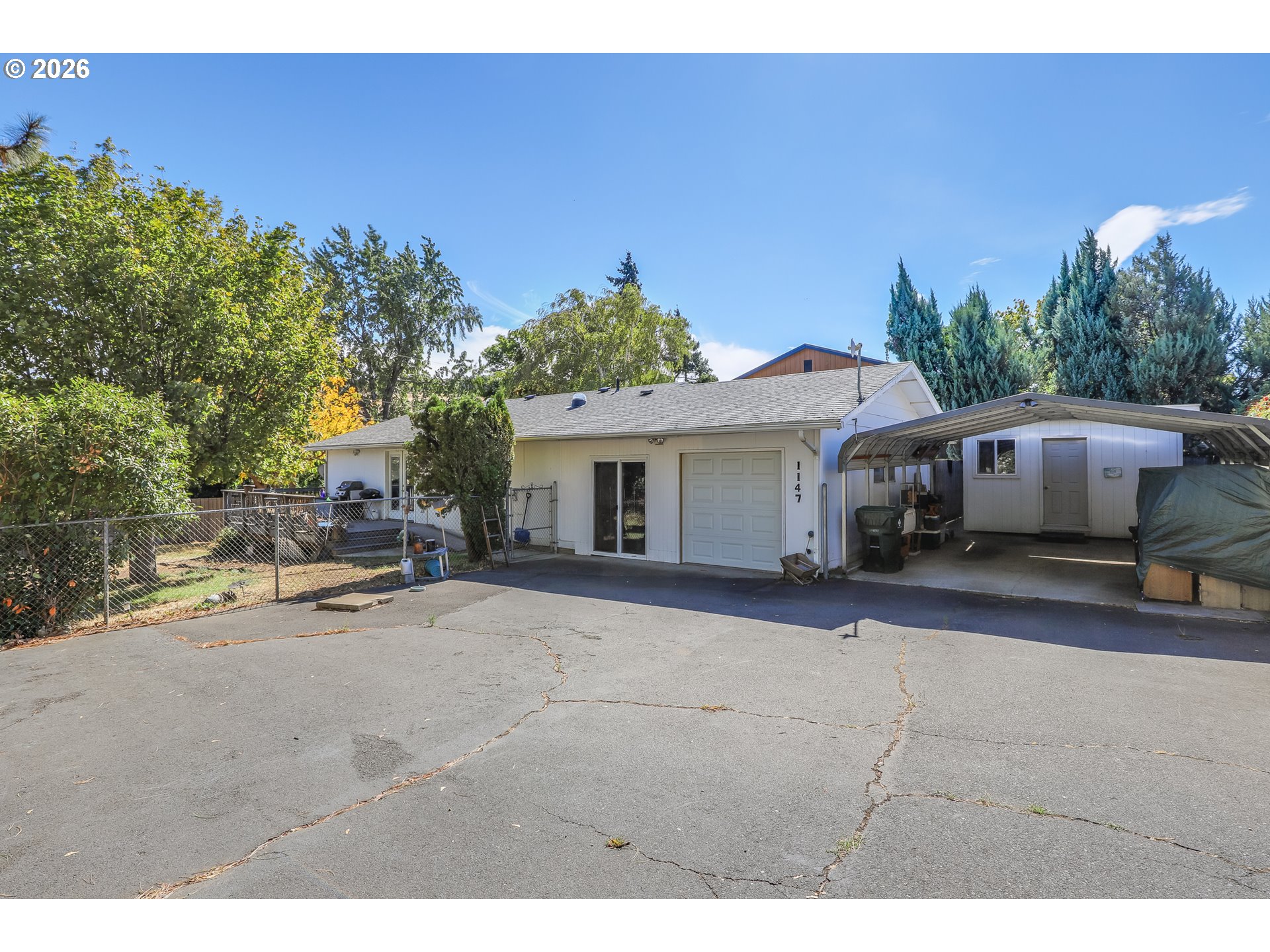 1147 Oak St W Property Photo 1