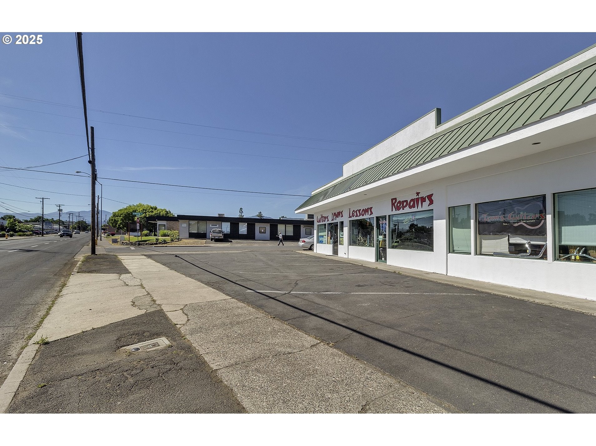 1105 N Riverside Ave Property Photo 2