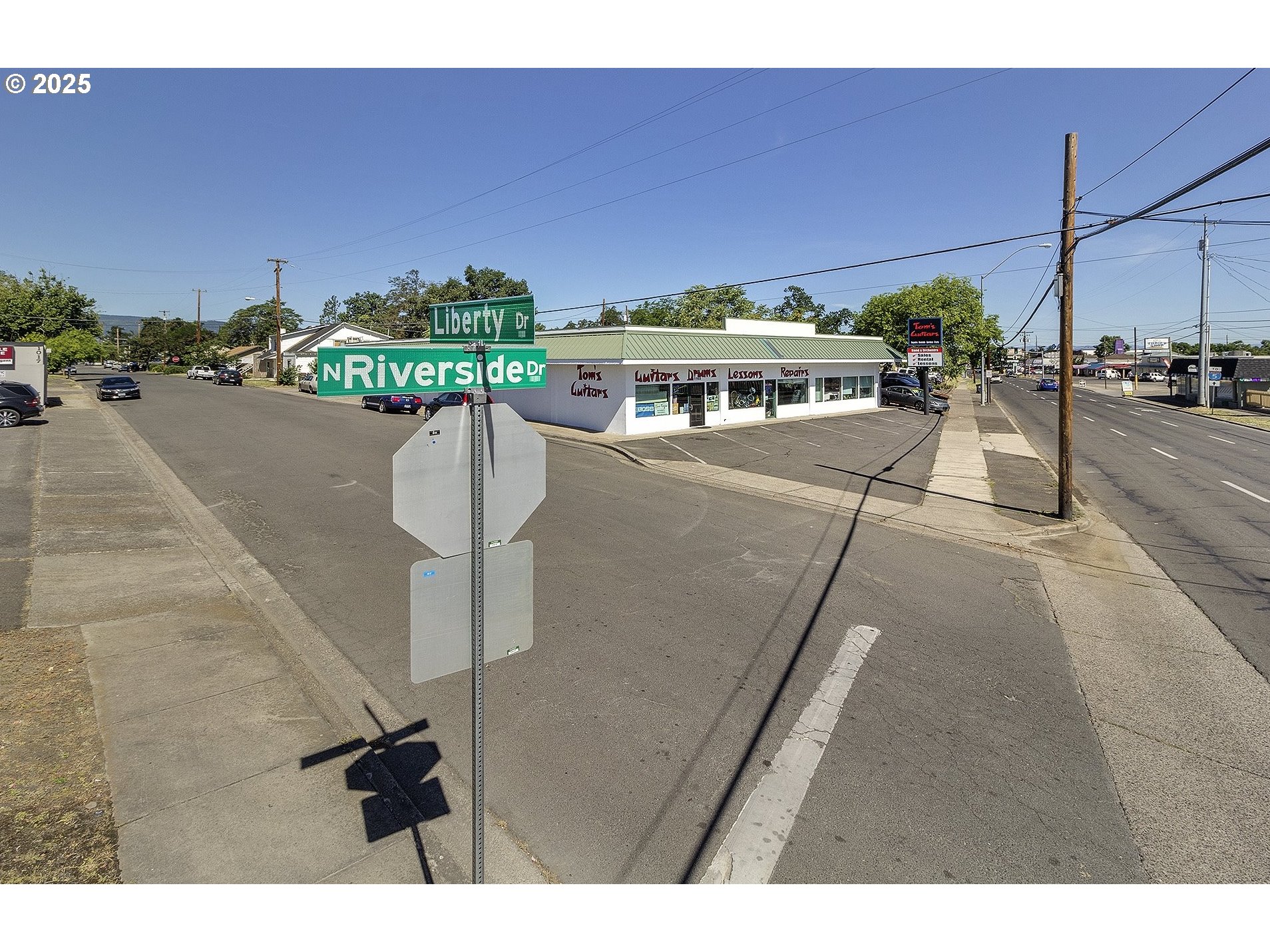 1105 N Riverside Ave Property Photo 3