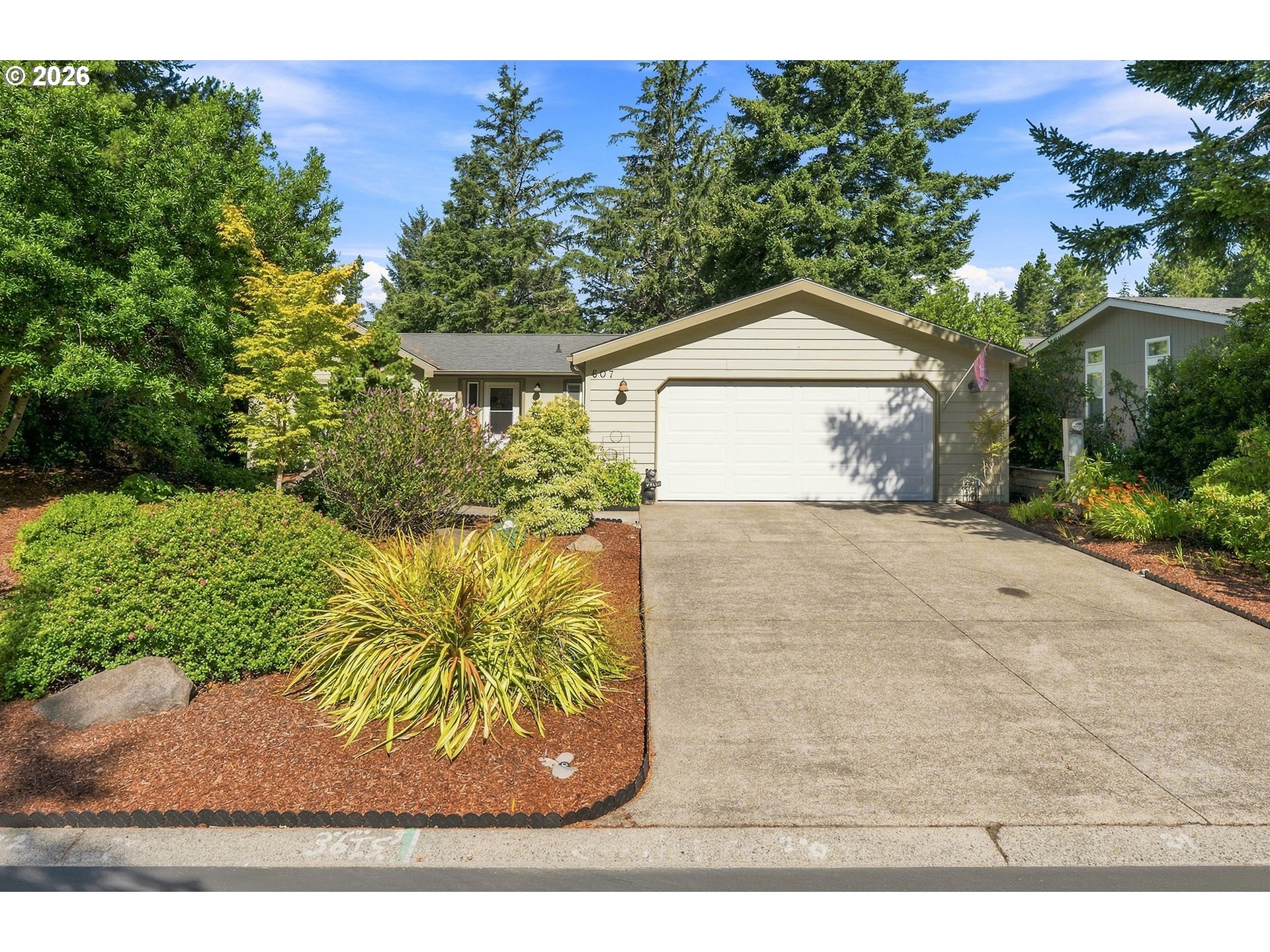 607 GLENBROOK CIR Property Photo 1
