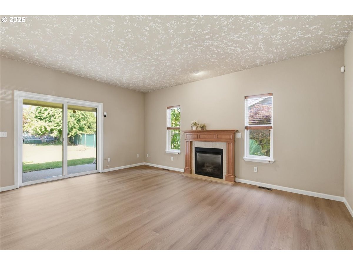 4061 Glendale Ave Ne Property Photo 6