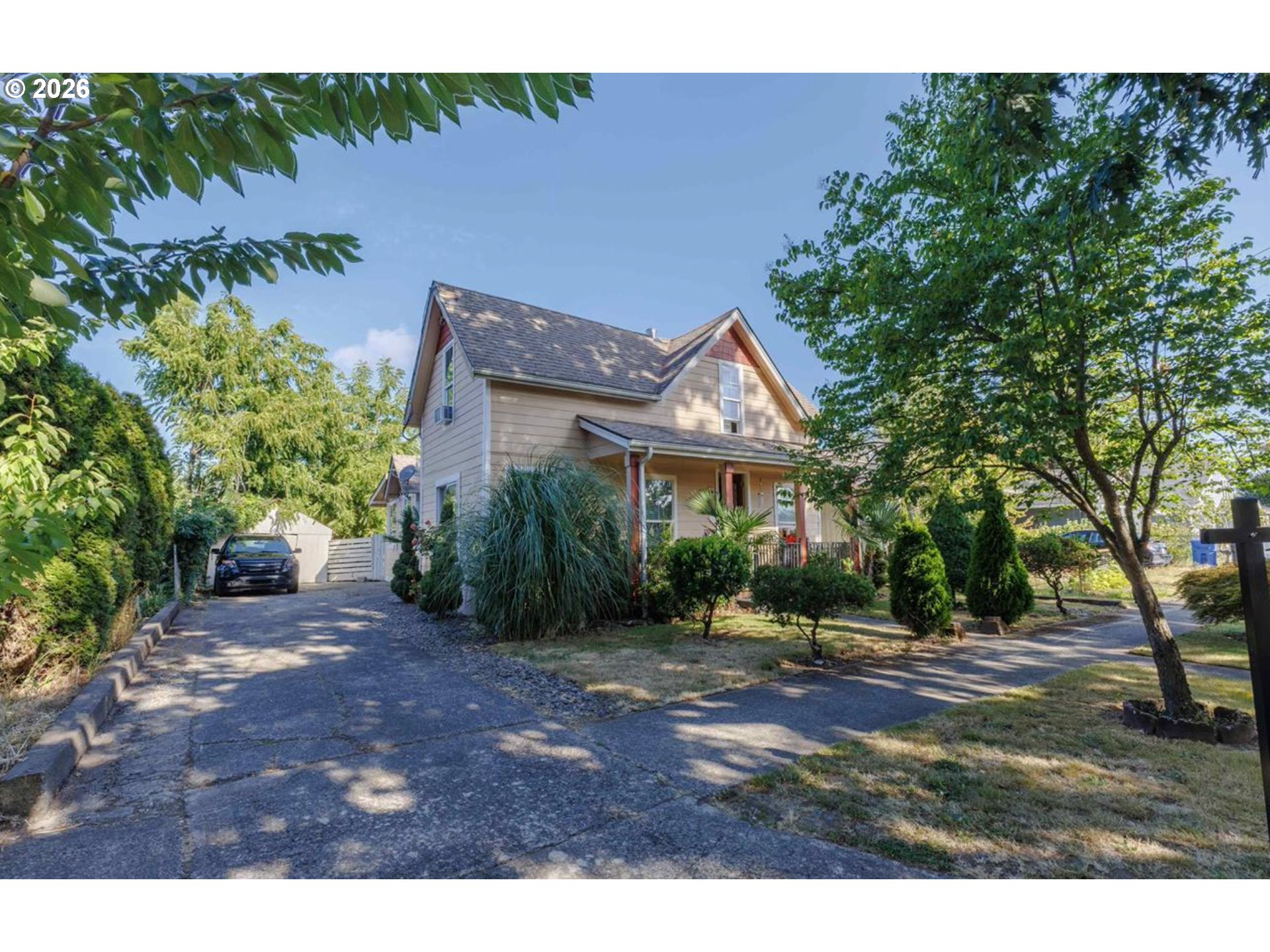 1329 Baker St Property Photo 1
