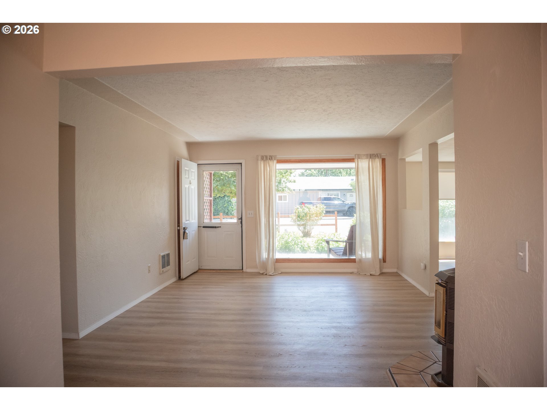 905 Chenoweth Loop Property Photo 3