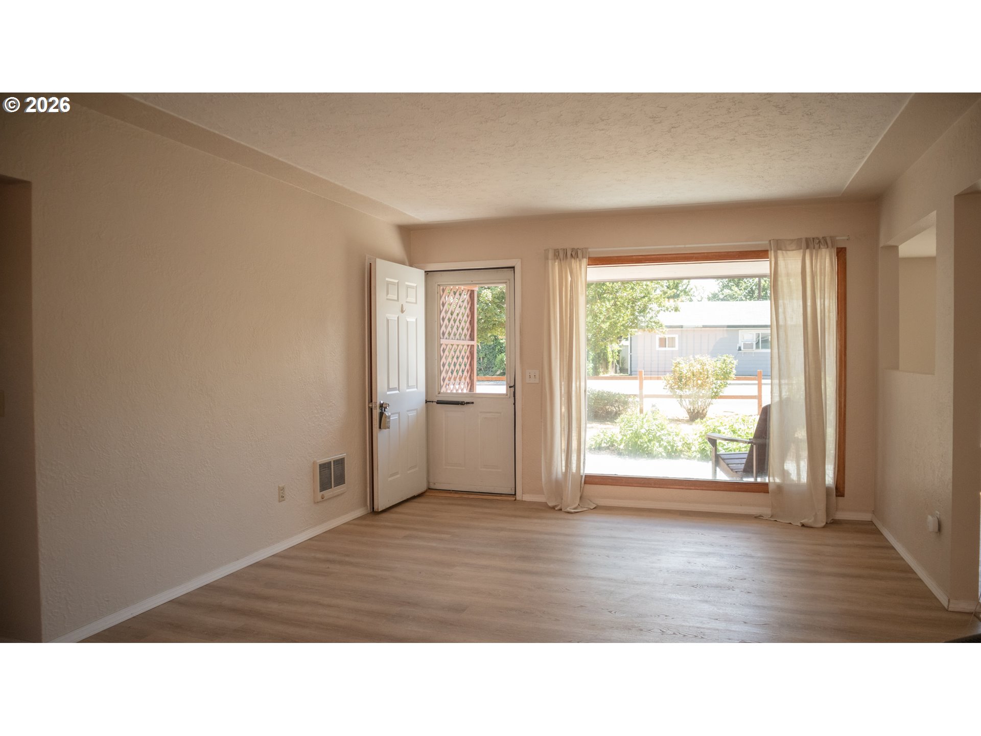 905 Chenoweth Loop Property Photo 6
