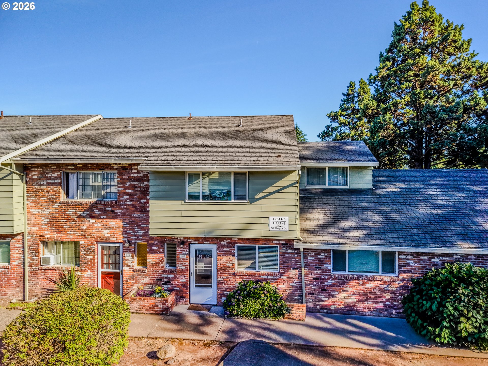 1802 Ne Hogan Dr Property Photo 1