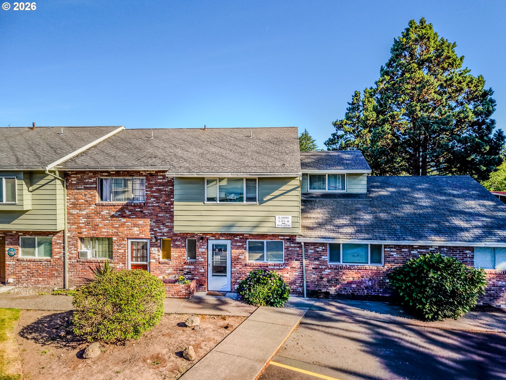 1802 Ne Hogan Dr Property Photo 3
