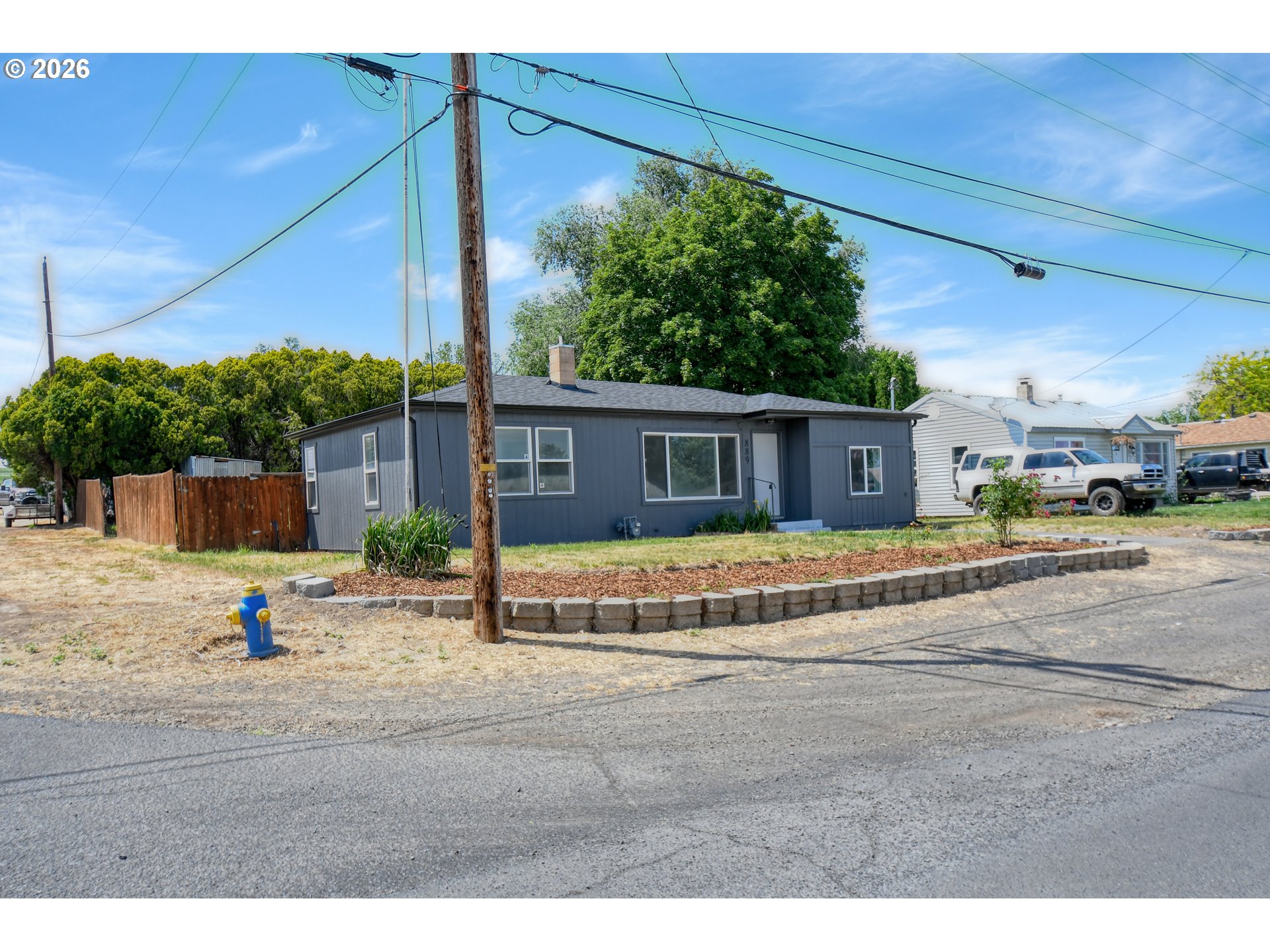 889 Sw Birch St Property Photo 3