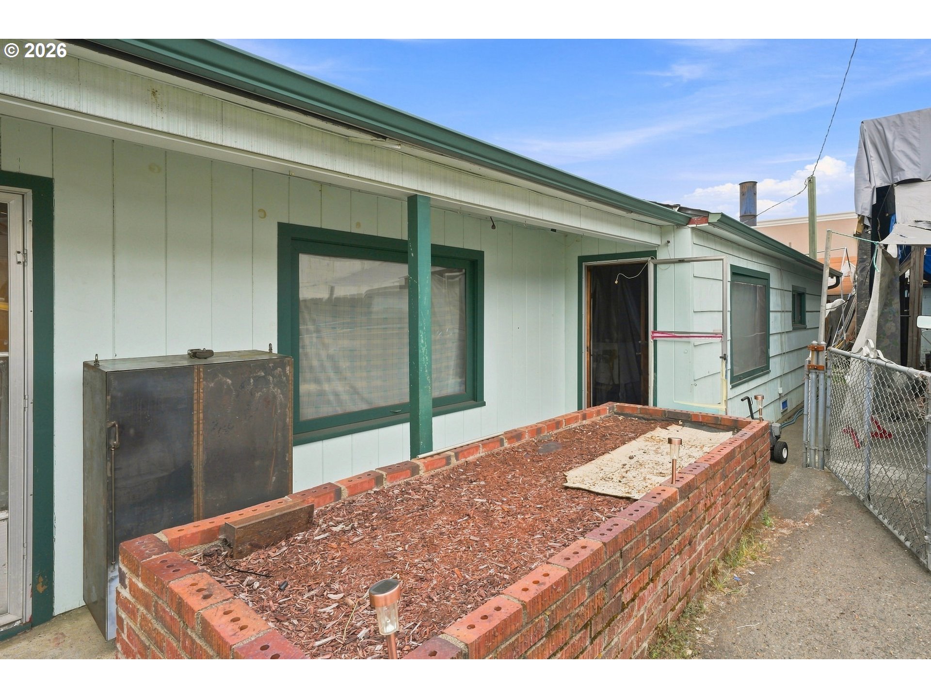 664 Ne Neuner Dr Property Photo 3
