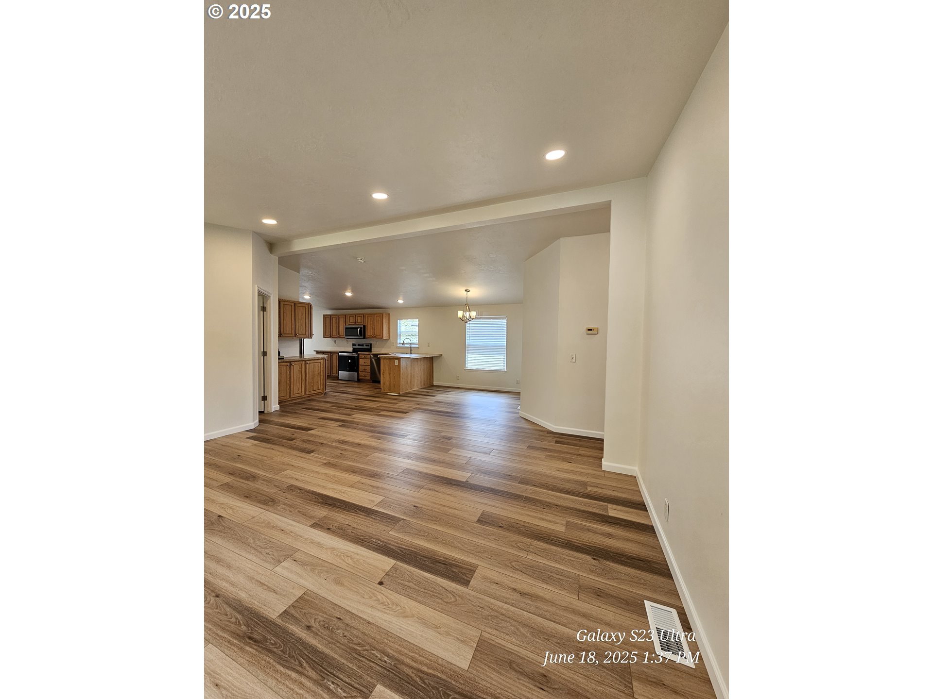 2110 Ne Willamette Ave Property Photo 3