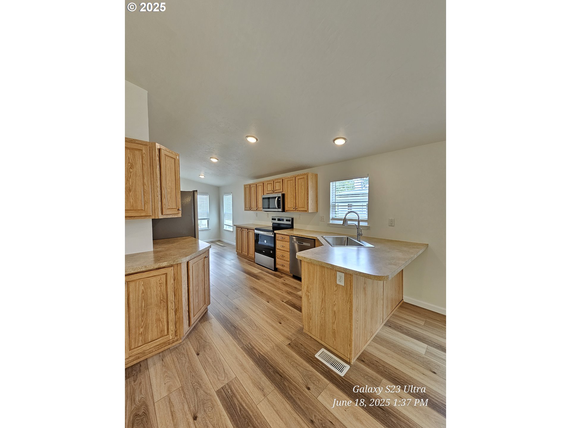 2110 Ne Willamette Ave Property Photo 4