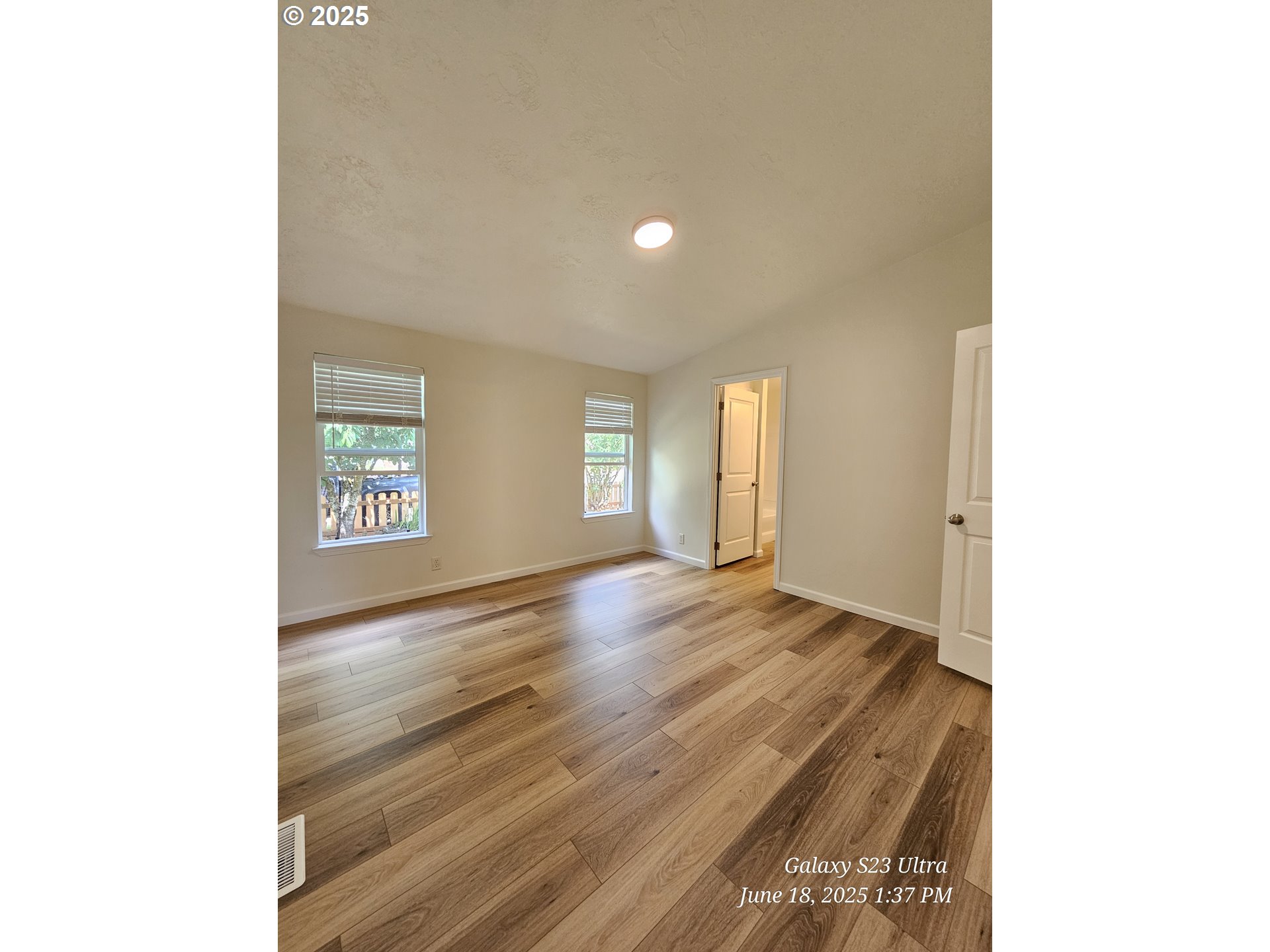 2110 Ne Willamette Ave Property Photo 5
