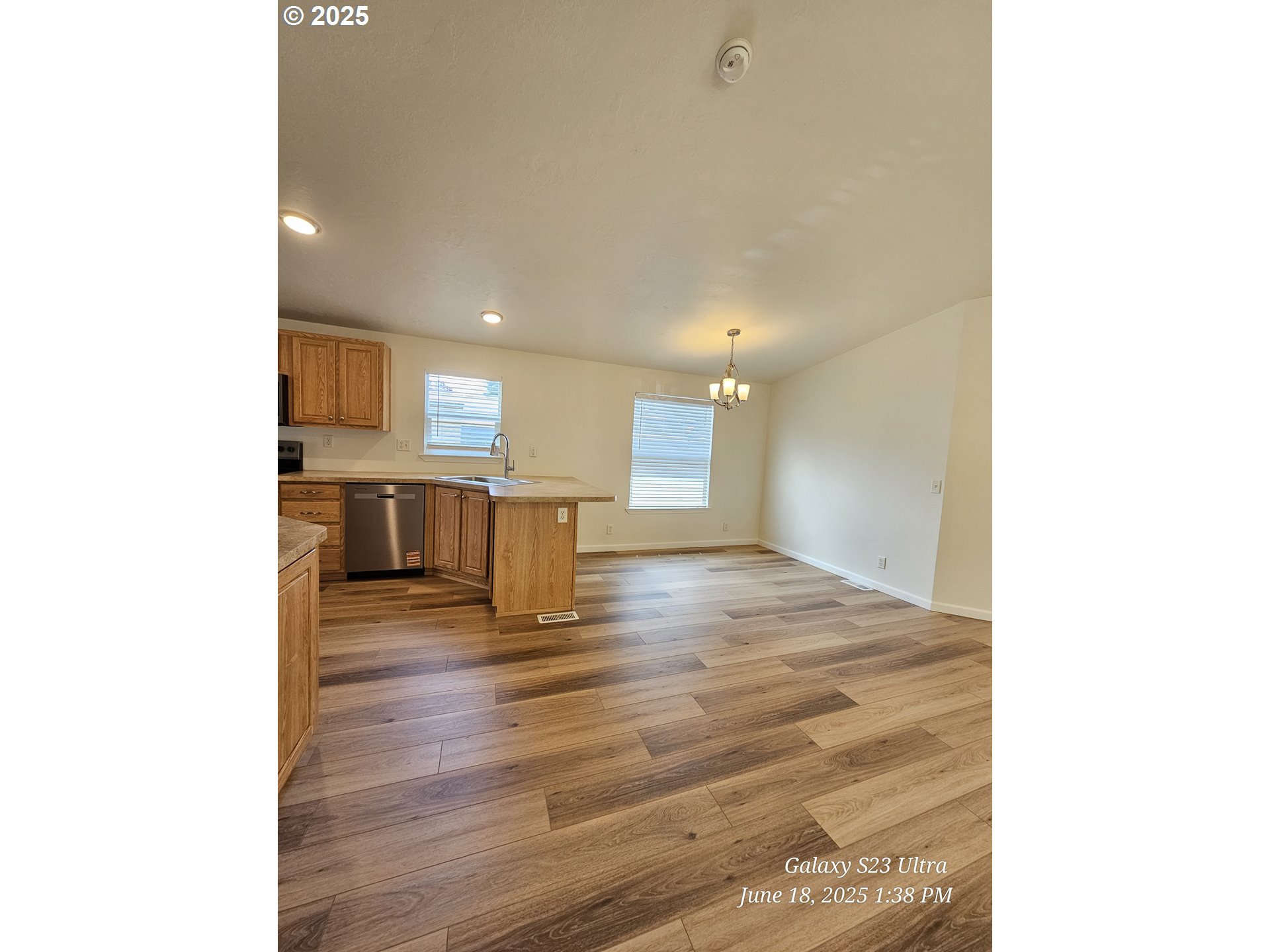 2110 Ne Willamette Ave Property Photo 6