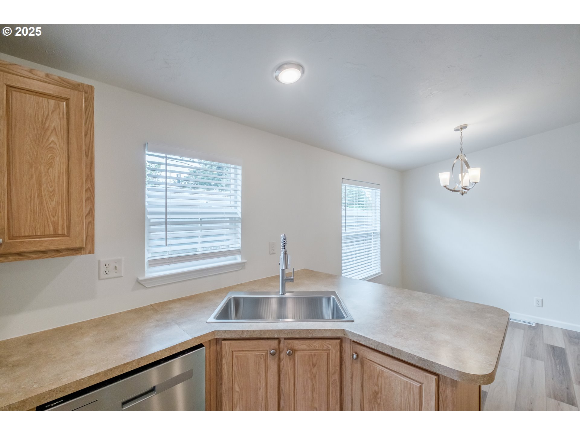 2110 Ne Willamette Ave Property Photo 17