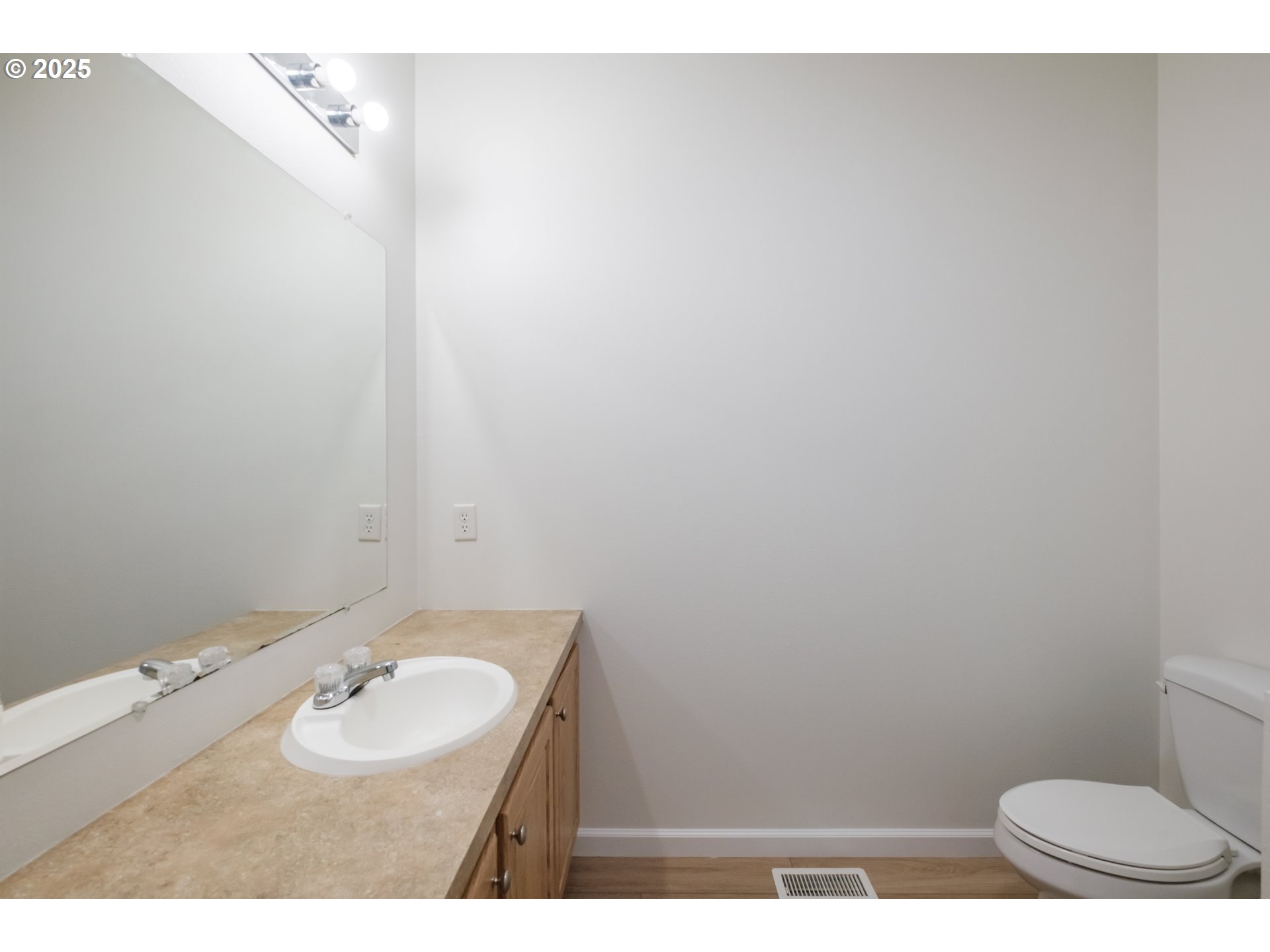 2110 Ne Willamette Ave Property Photo 34