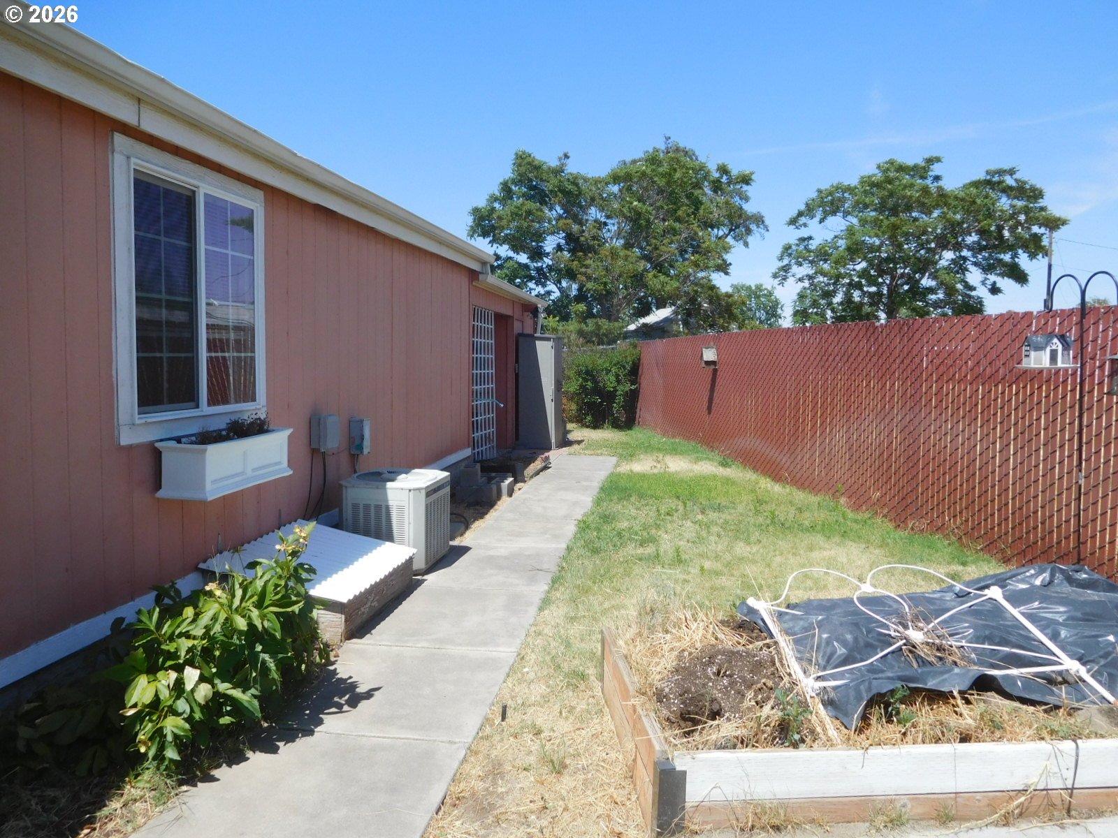 910 Cowl St 14 Property Photo 2