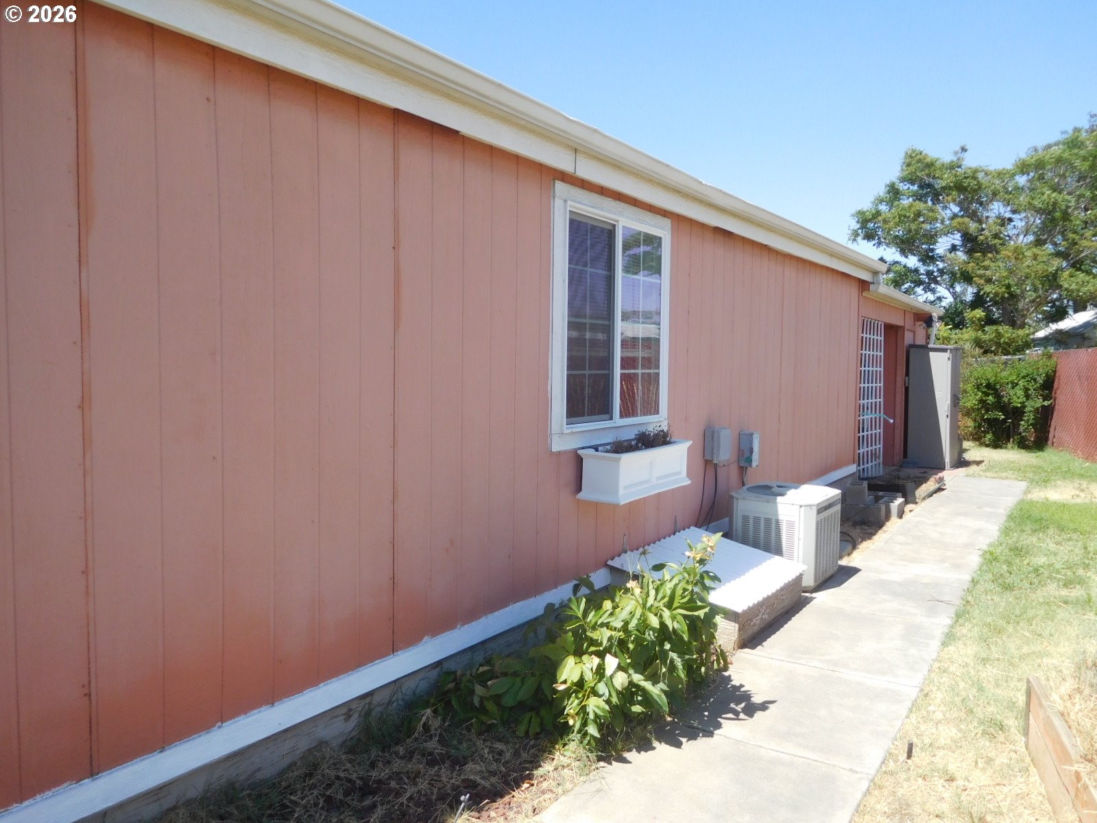 910 Cowl St 14 Property Photo 3