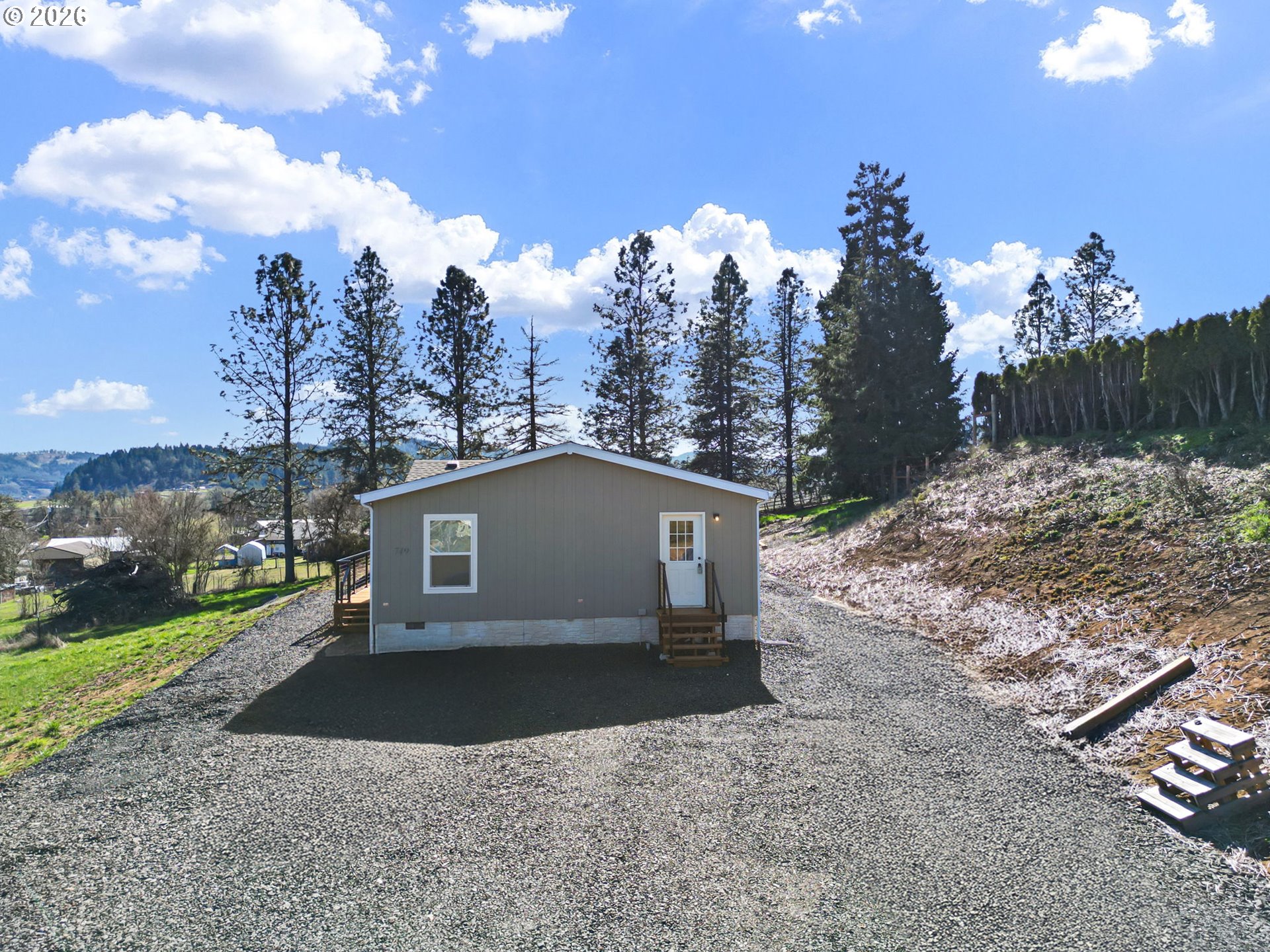 749 Douglas St Property Photo 4