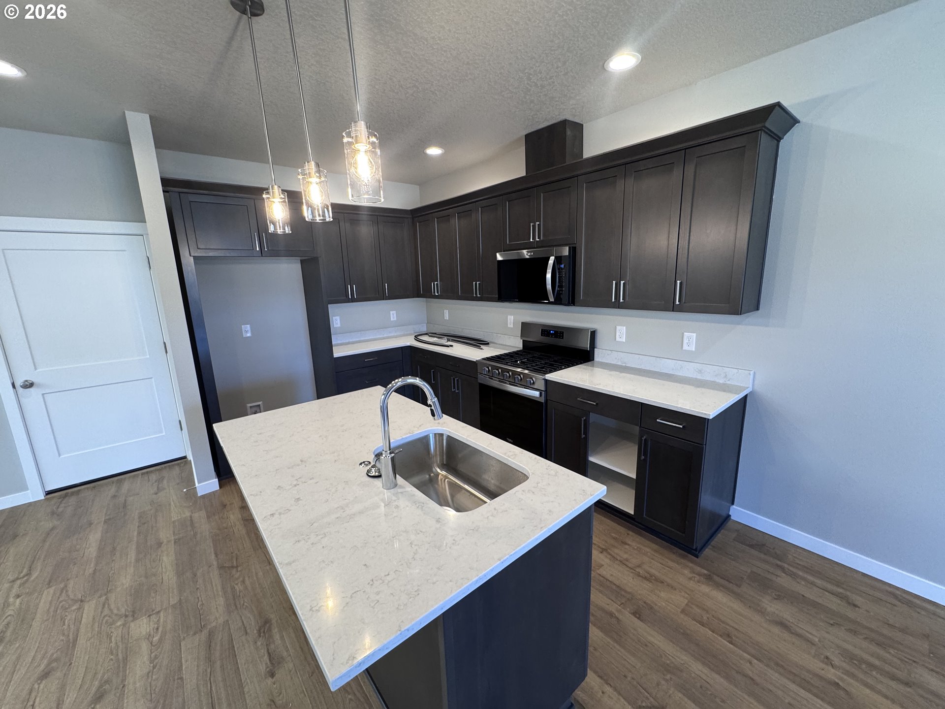 370 Se Shetterly Dr Property Photo 4