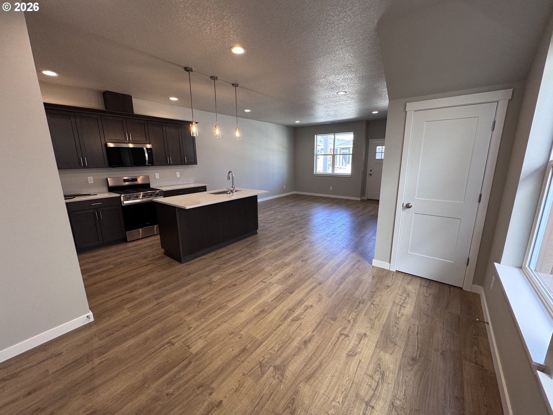 370 Se Shetterly Dr Property Photo 6