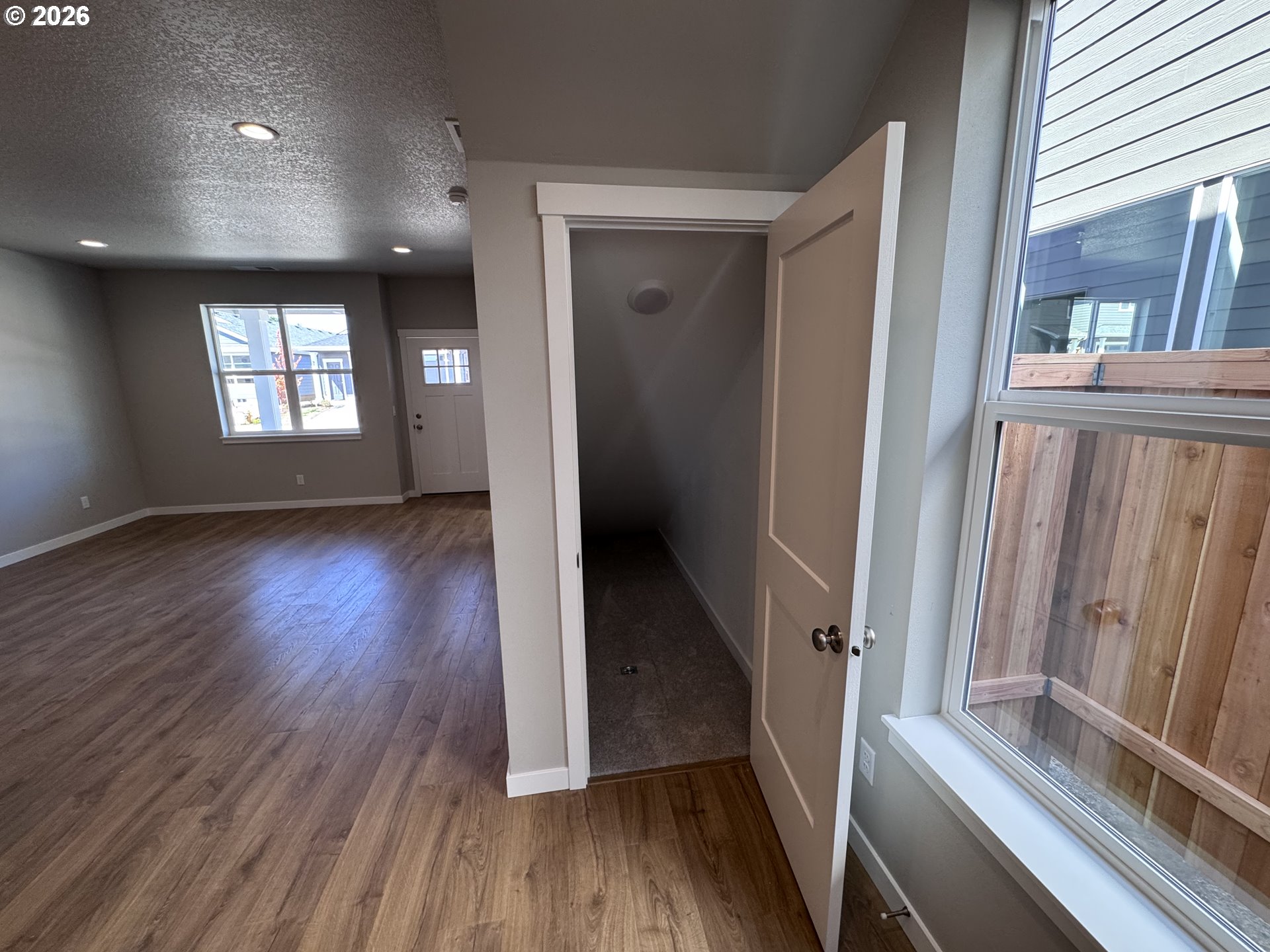 370 Se Shetterly Dr Property Photo 8
