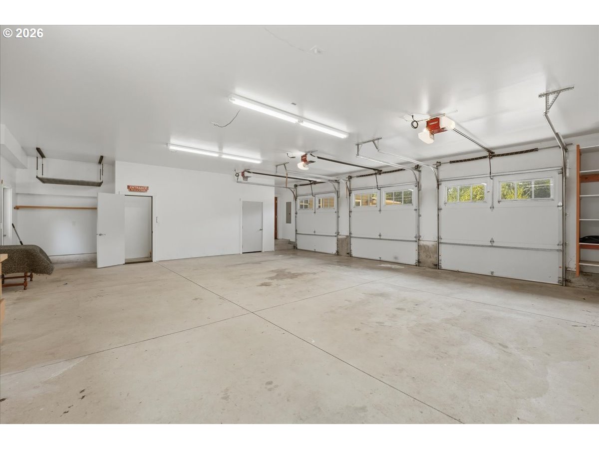 246 S Main St Property Photo 16