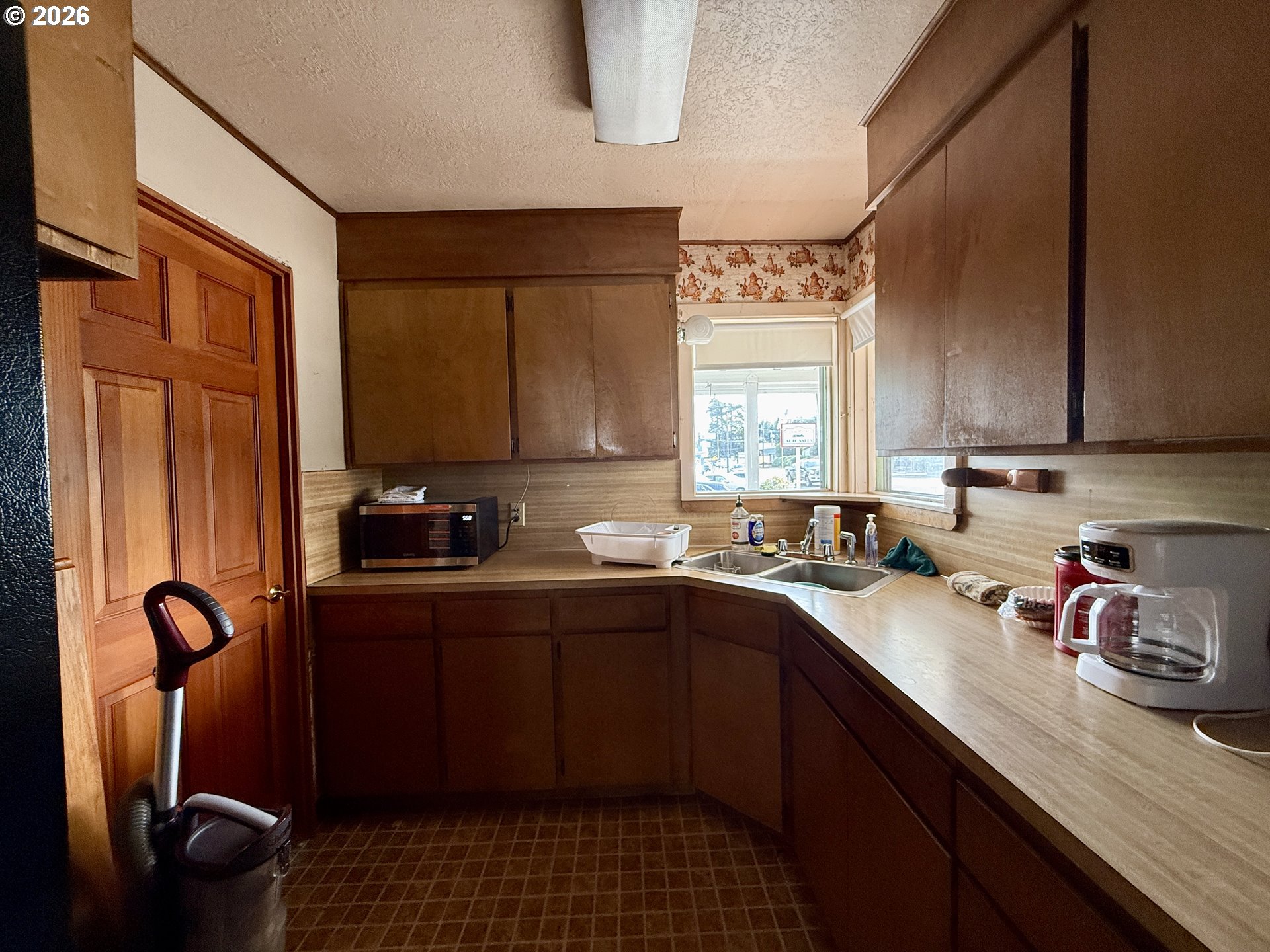 2091 Broadway Ave Property Photo 12