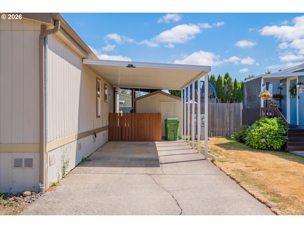 624 Windemere St Property Photo 2