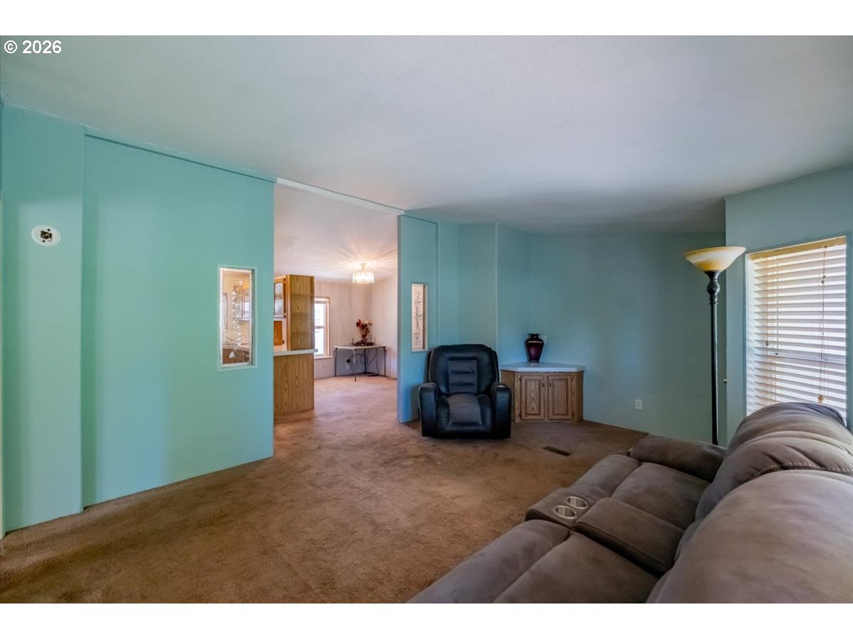 624 Windemere St Property Photo 4