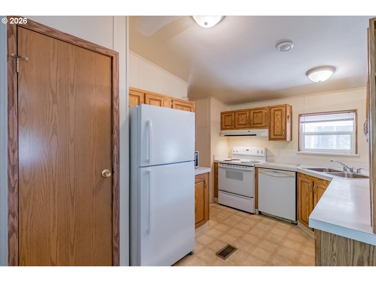 624 Windemere St Property Photo 6