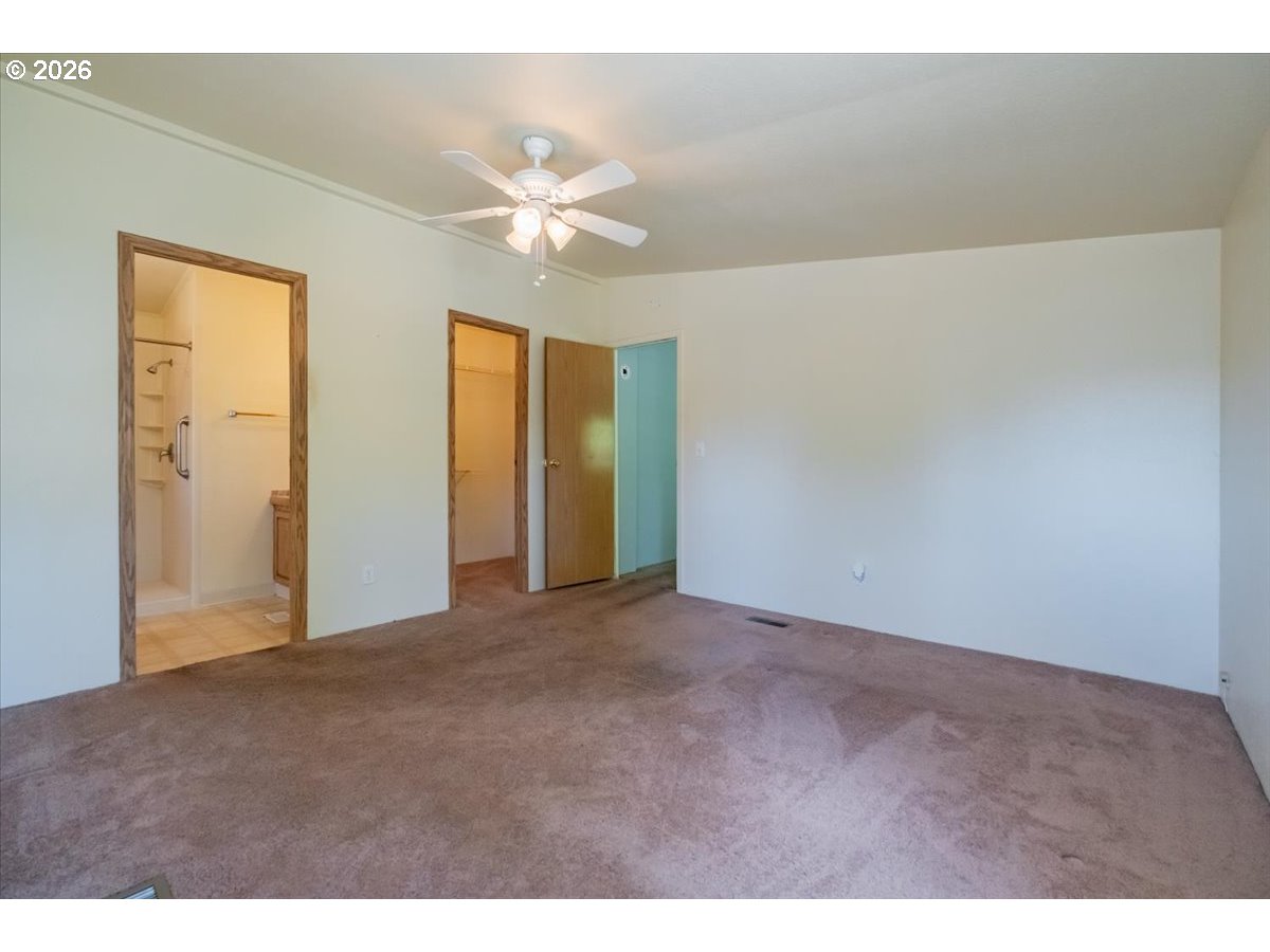 624 Windemere St Property Photo 9